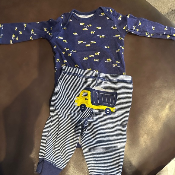 Newborn to 3 month baby boy outfits and onesies - Picture 2 of 14